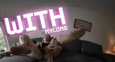 Sabdeluxe si masturba nelle calze di nylon