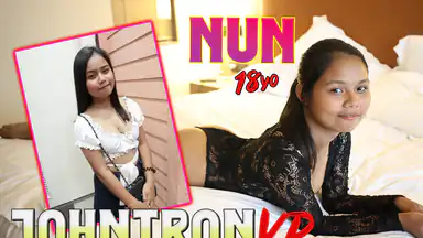 Studentessa tailandese super carina fa il suo primo film porno