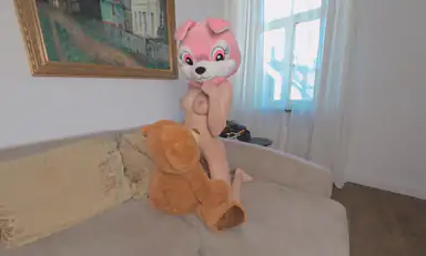 Jessica Rabbit Cavalca un Orsacchiotto in Soggiorno