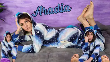 La Stupenda Aradia in Pigiama con Cappuccio e Pantofole Viola