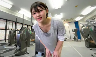 Saki Suzuki Zuppa di Sudore: Selfie Sexy a Gambe Aperte