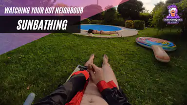 Guardando la Tua Vicina alla Piscina Comunale