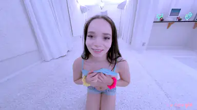 Ragazza diciottenne si spoglia per te nello studio bianco