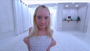 Ragazza bionda fico si spoglia per te nello studio bianco