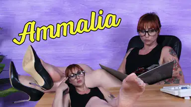 Primo piano dei piedi sexy di Ammalia in collant velati