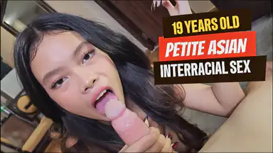 Hotkinkyjo in abito nero prende in profondità il dildo orange Mrhankey in culo pancia gonfia e prolasso anale