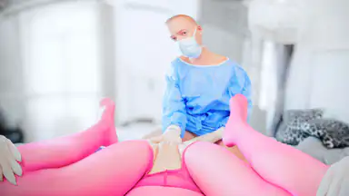 Adolescente Magra Scopata dal Chirurgo Arrapato