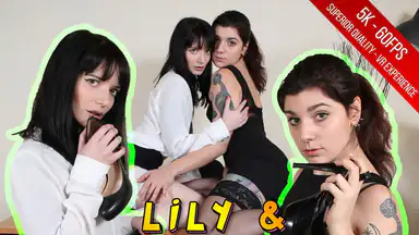 La sensuale Lauretta e Lily si togliono vestiti e calze