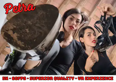 La meravigliosa Petra vuole che il suo schiavo lecca le suole sporche dei suoi sexy stiletto