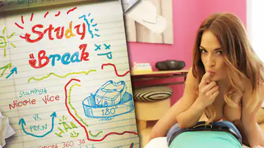 Pausa studio porno VR studentessa teen bollente in cima